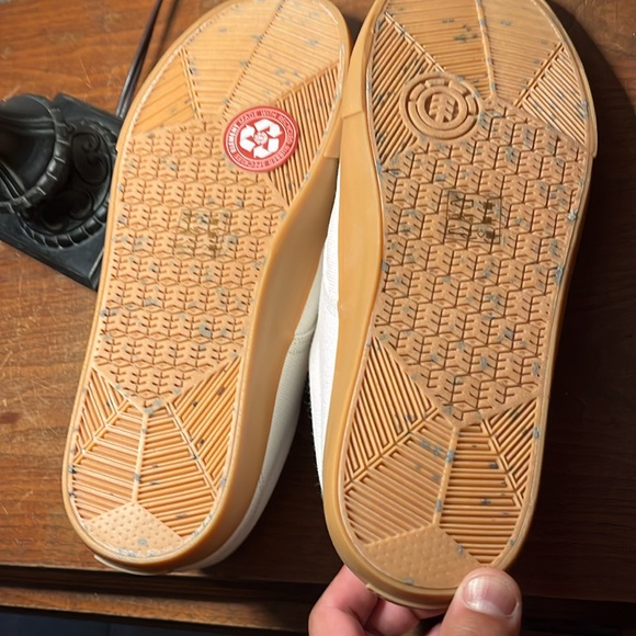 NWOT element men’s size 9 white canvas shoes with gum soles. Never worn. NWOT - Picture 6 of 7